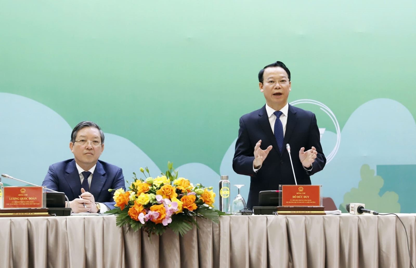 Bộ trưởng Bộ Tài nguyên và Môi trường Đỗ Đức Duy giải đáp thắc mắc của người dân.