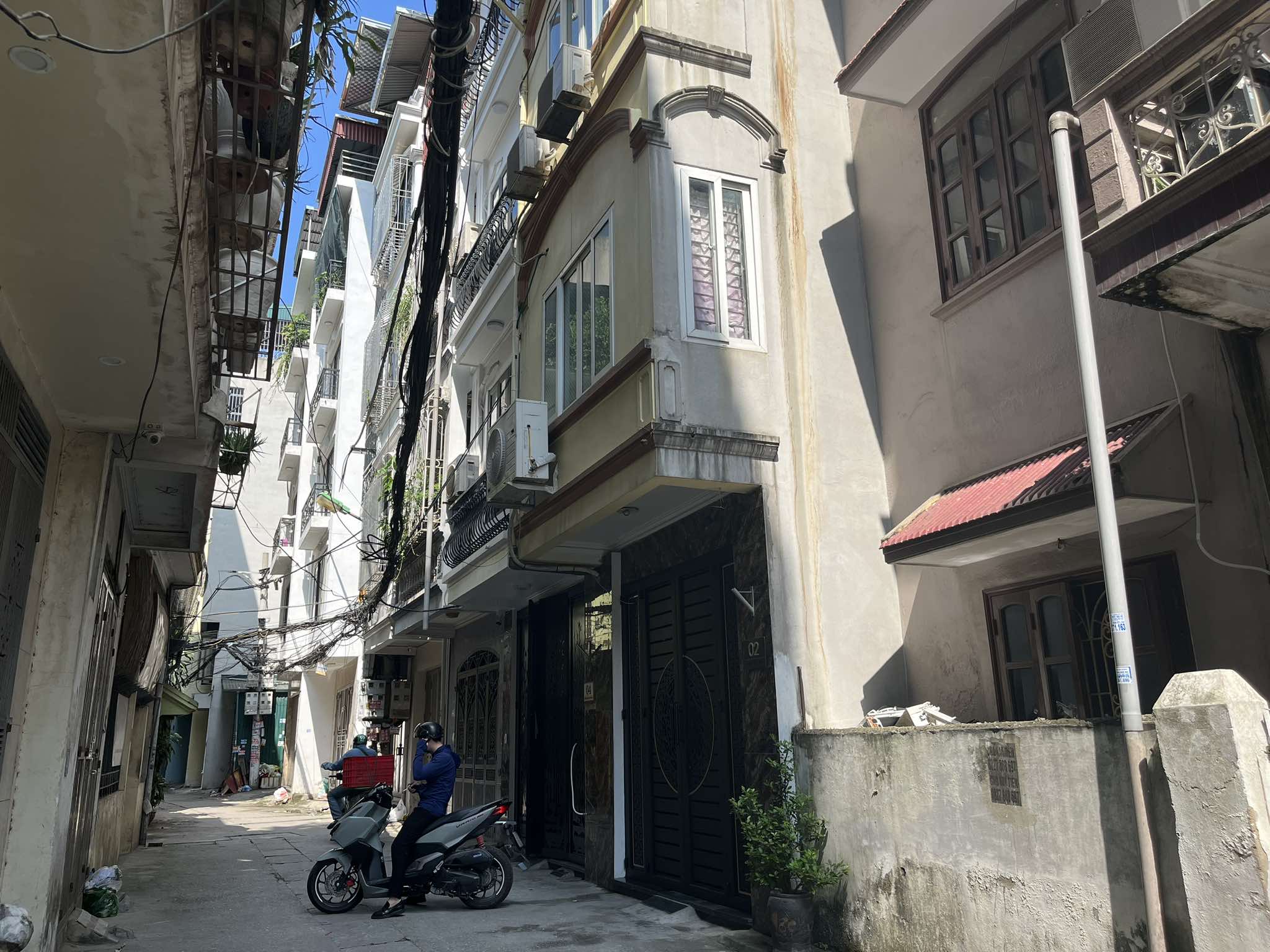  Hà Nội: Giá bất động sản tăng từng ngày, nửa đêm khách vẫn đội mưa đi mua nhà