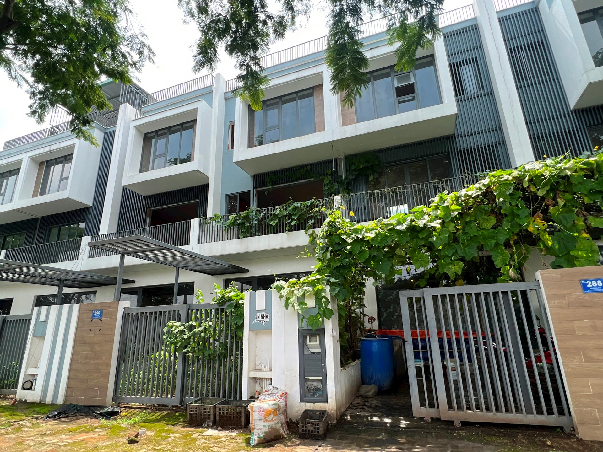 Mua căn nhà gần 200m2, giá 12 tỉ, chủ nhà tá hoá vì vào ở gần 4 năm vẫn không có bóng dáng hàng xóm nào về