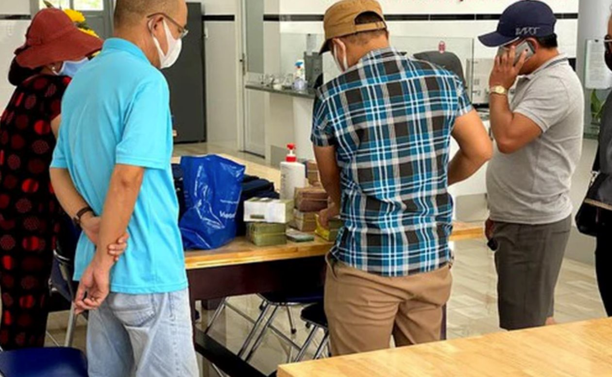 Nhà đầu tư cá mập vẫn chờ hàng ngộp cuối năm, đánh đòn tâm lý người bán