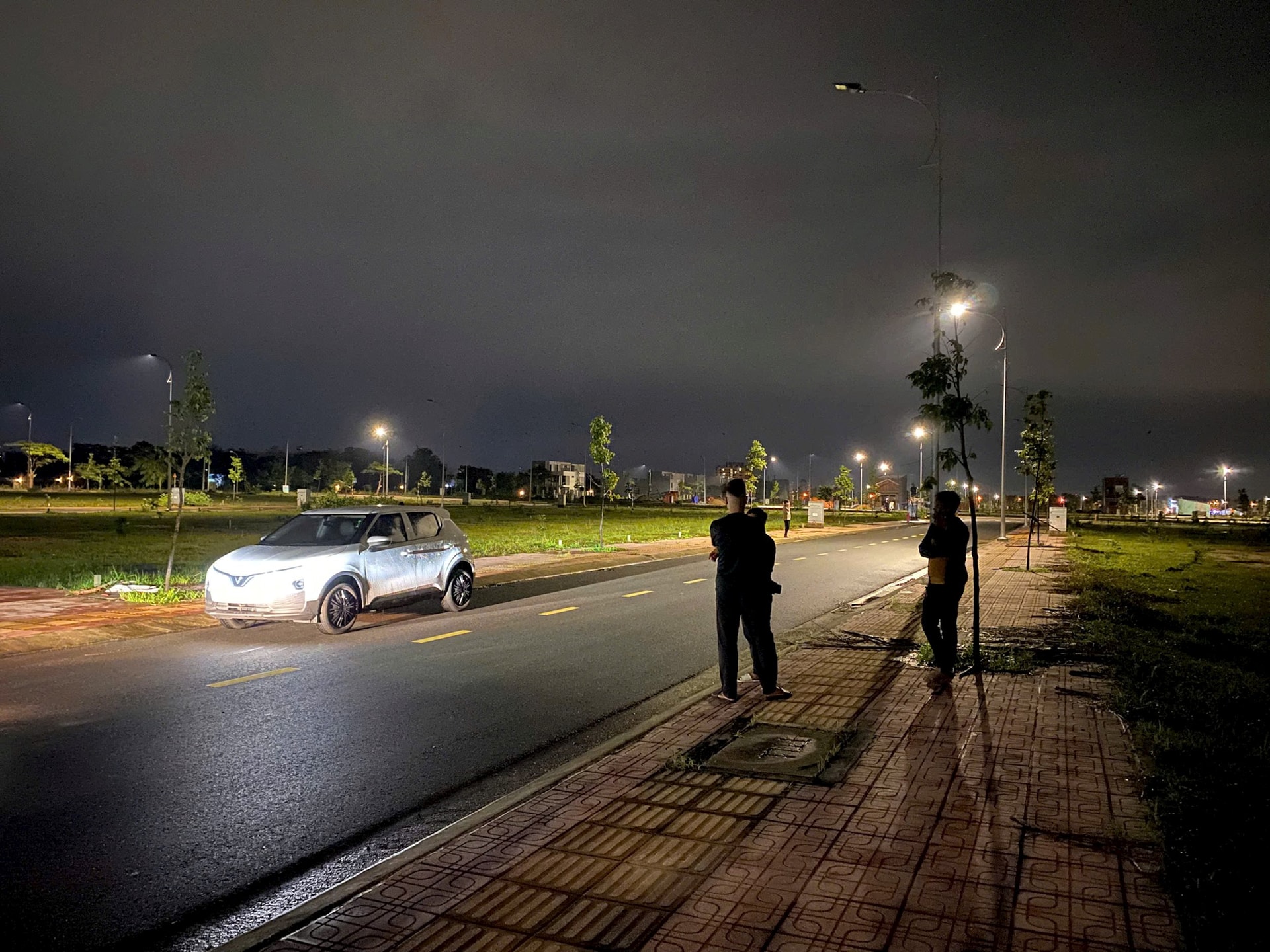Nhà đầu tư săn đất cả đêm, giao dịch có hiện tượng ùn ứ tại một số khu vực
