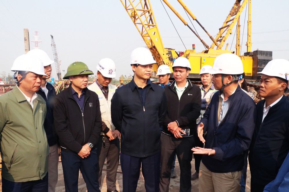 Chủ tịch UBND tỉnh Bắc Ninh Vương Quốc Tuấn (ở giữa) kiểm tra dự án cầu Kênh Vàng