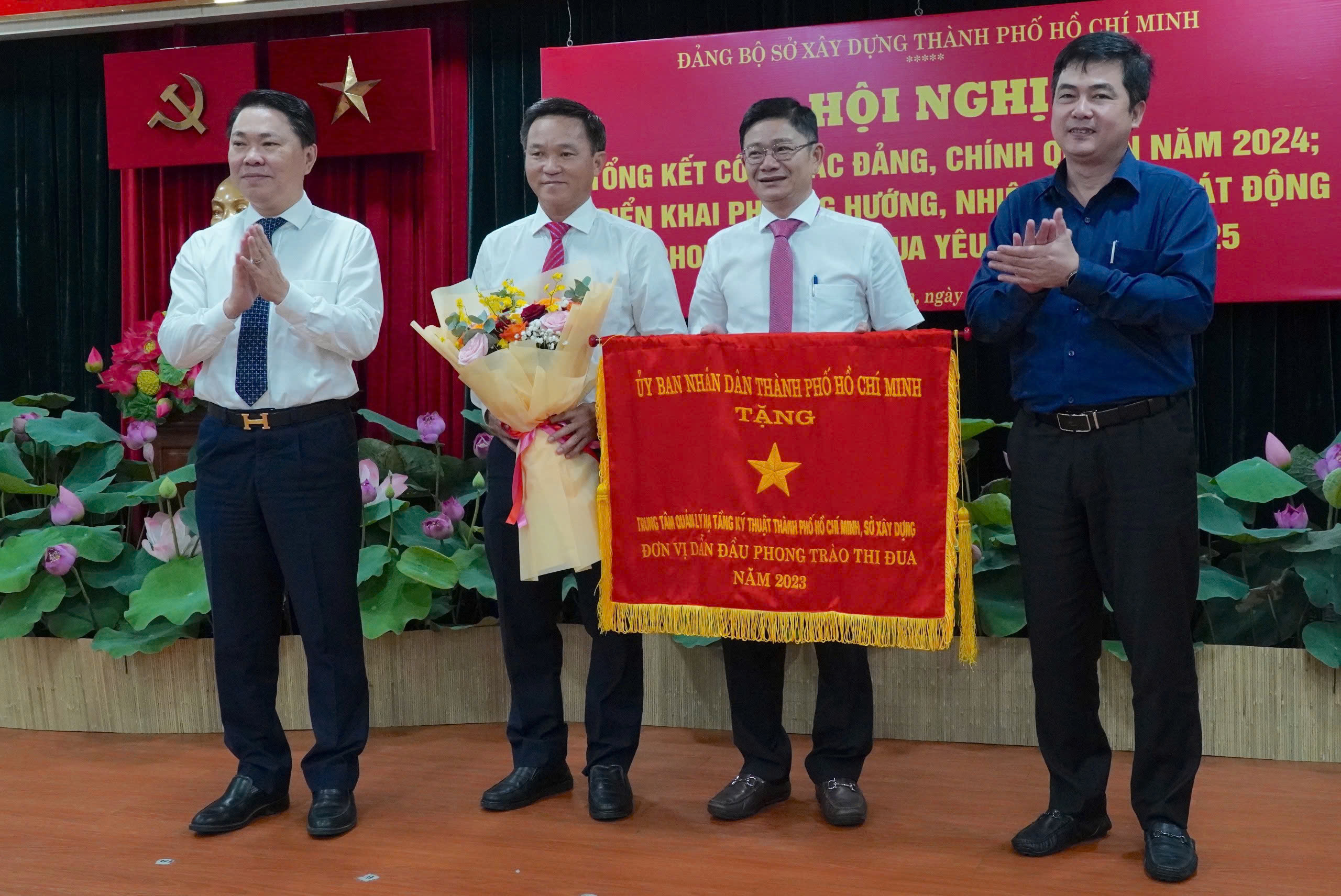 Trung tâm Quản lý hạ tầng kỹ thuật TP HCM nhận Cờ thi đua của UBND TP HCM.