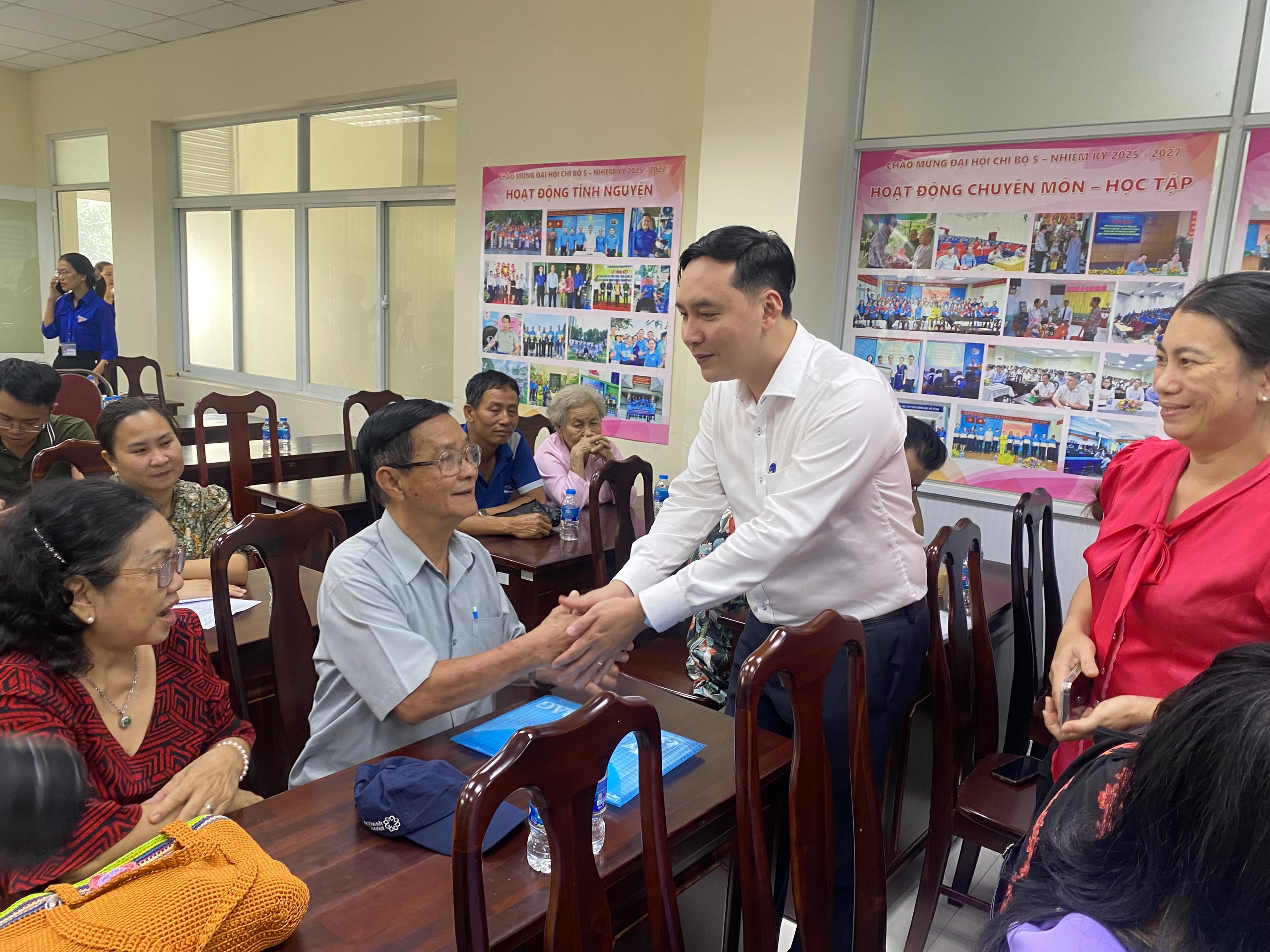 Ông Mai Hữu Quyết, Phó Chủ tịch UBND TP Thủ Đức, cảm ơn người dân đã đồng thuận bàn giao mặt bằng thực hiện dự án Vành đai 2.