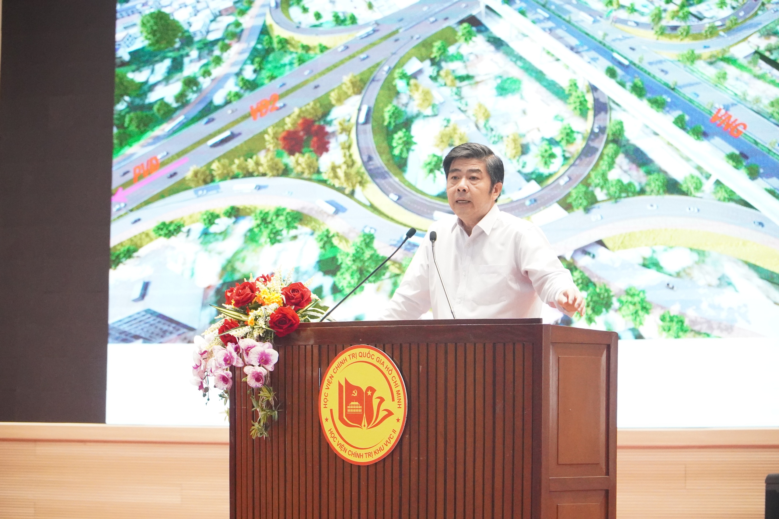 Ông Võ Trí Dũng, Trưởng Ban Bồi thường giải phóng mặt bằng TP Thủ Đức, thông tin tại hội nghị