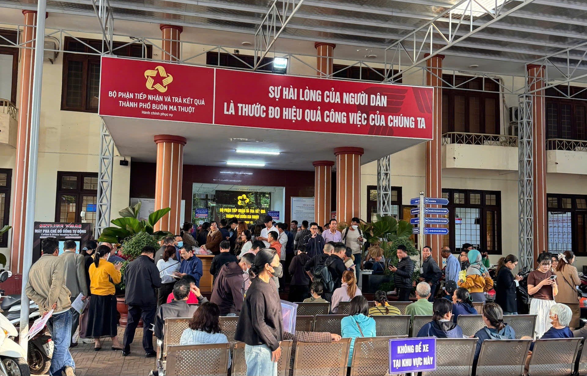 Người dân tới bộ phận tiếp nhận và trả kết quả của UBND TP Buôn Ma Thuột thực hiện các thủ tục chủ yếu là liên quan đất đai. Ảnh: CAO NGUYÊN