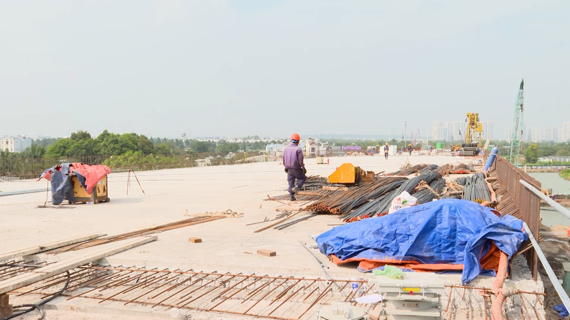 Hiện tại, tất cả các gói thầu đang được đẩy nhanh tiến độ, tập trung vào việc hoàn thiện phần kết cấu dưới các cầu, lao lắp dầm và xử lý nền đất yếu