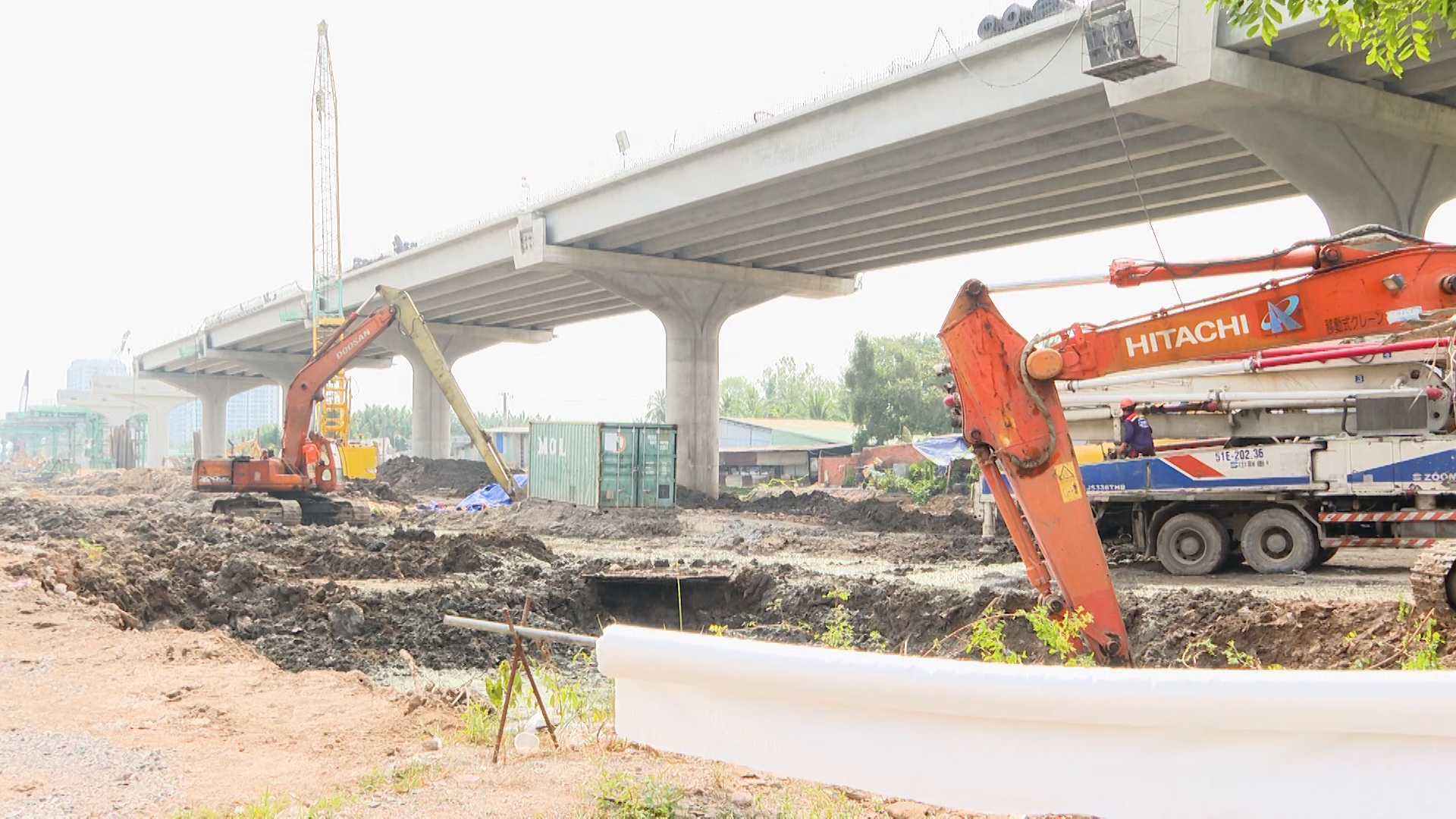 Đoạn qua TP HCM (47,5km) đã hoàn thành 29,2% khối lượng công việc, với trọng tâm là xây dựng cầu cạn và xử lý nền đất yếu; công tác giải phóng mặt bằng đạt 99,8%