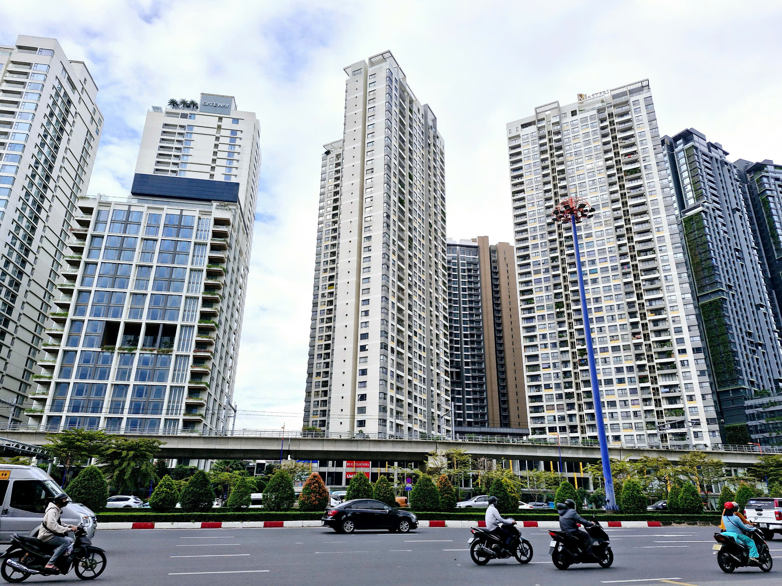 Khu vực quanh các nhà ga từ Rạch Chiếc đến Thảo Điền dày đặc các dự án chung cư cao cấp với giá bán tăng không ngừng. (Ảnh: H. Linh) 