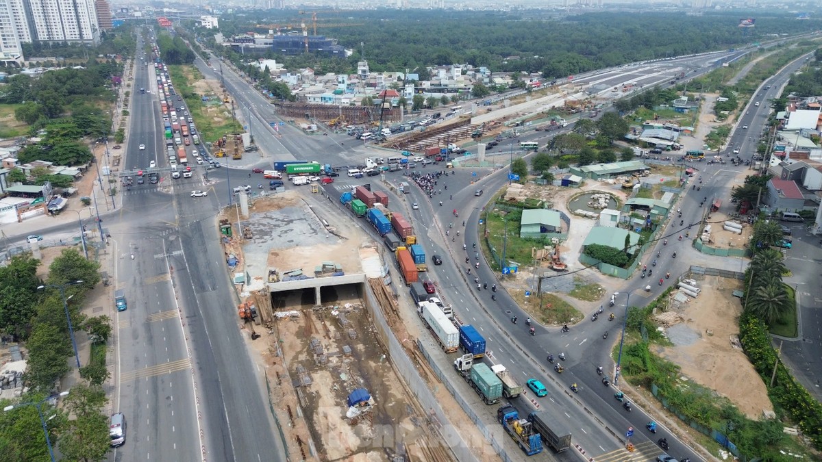 Hiện tổng tiến độ dự án nút giao thông An Phú đã được khoảng 65%. Ảnh: Tú Anh