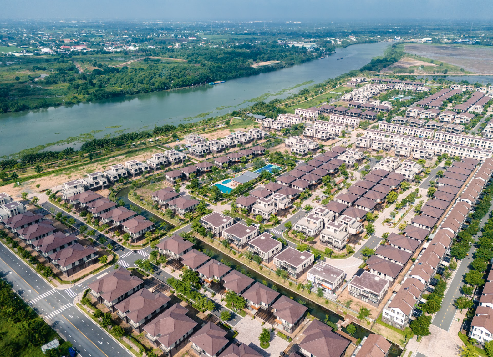 Theo các chuyên gia, việc ban hành chính sách là chưa đủ mà cần được thể chế hóa cụ thể để doanh nghiệp bất động sản có thể tiếp cận được quỹ đất. Ảnh minh hoạ