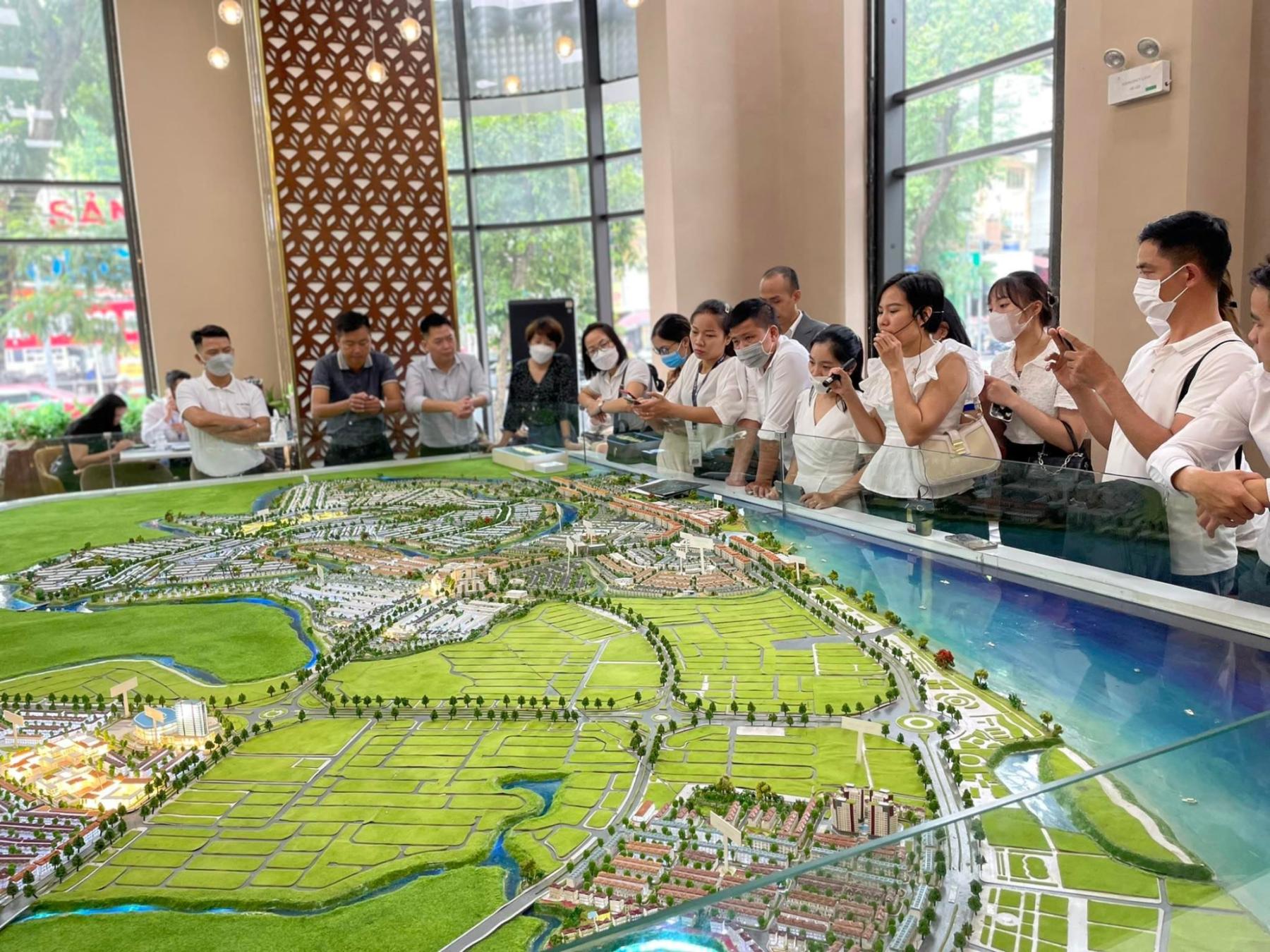 Ecopark, Nam Long, Vinhomes, Prodezi.... đồng loạt ra hàng, thị trường phía Tây Tp.HCM bùng nổ giao dịch