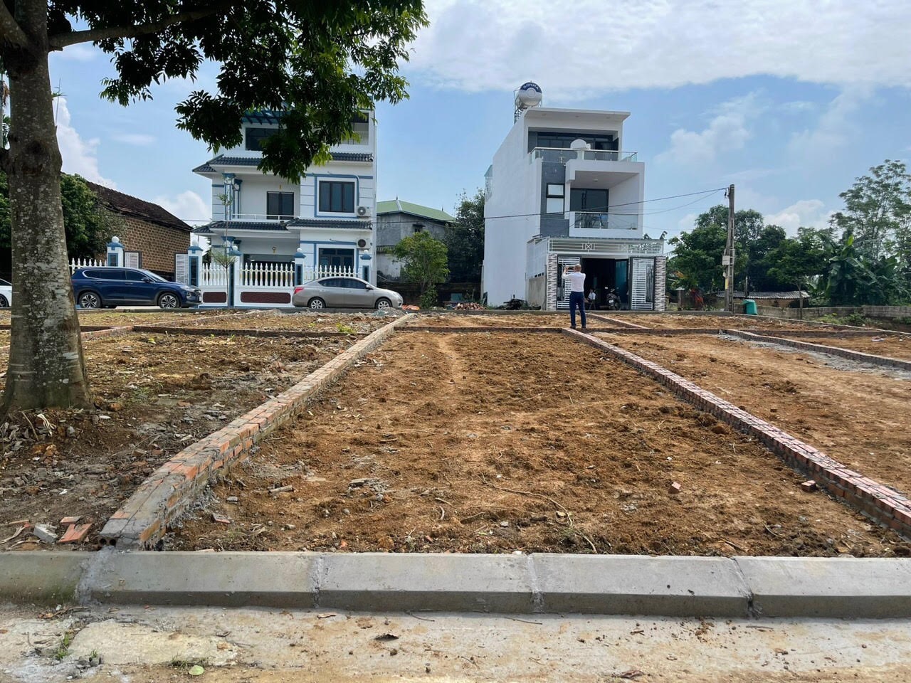 Những lô đất được thu mua, làm đường, phân lô bán nền đang được chào bán giảm giá cả trăm triệu đồng.