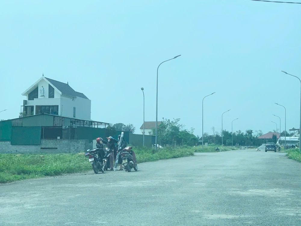 Nhiều người được môi giới dẫn đi xem đất tại khu quy hoạch đất nền trung tâm thị trấn Lộc Hà.