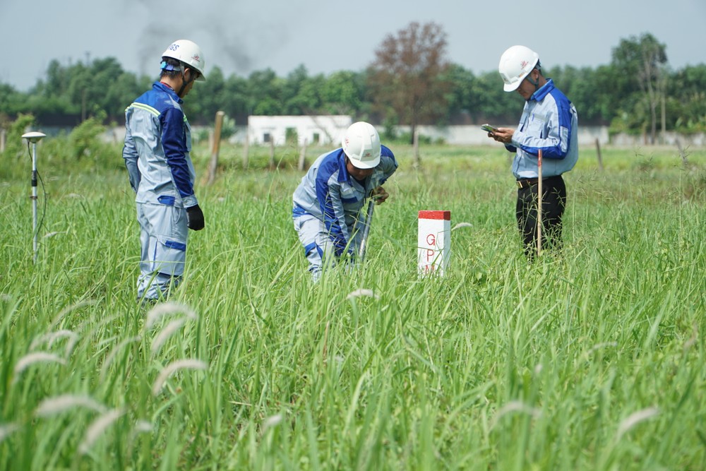 Công tác cắm mốc ranh giới giải phóng mặt bằng dự án cao tốc TPHCM - Mộc Bài đoạn đi qua huyện Củ Chi được thực hiện từ tháng 3 năm nay. Ảnh: H.Q