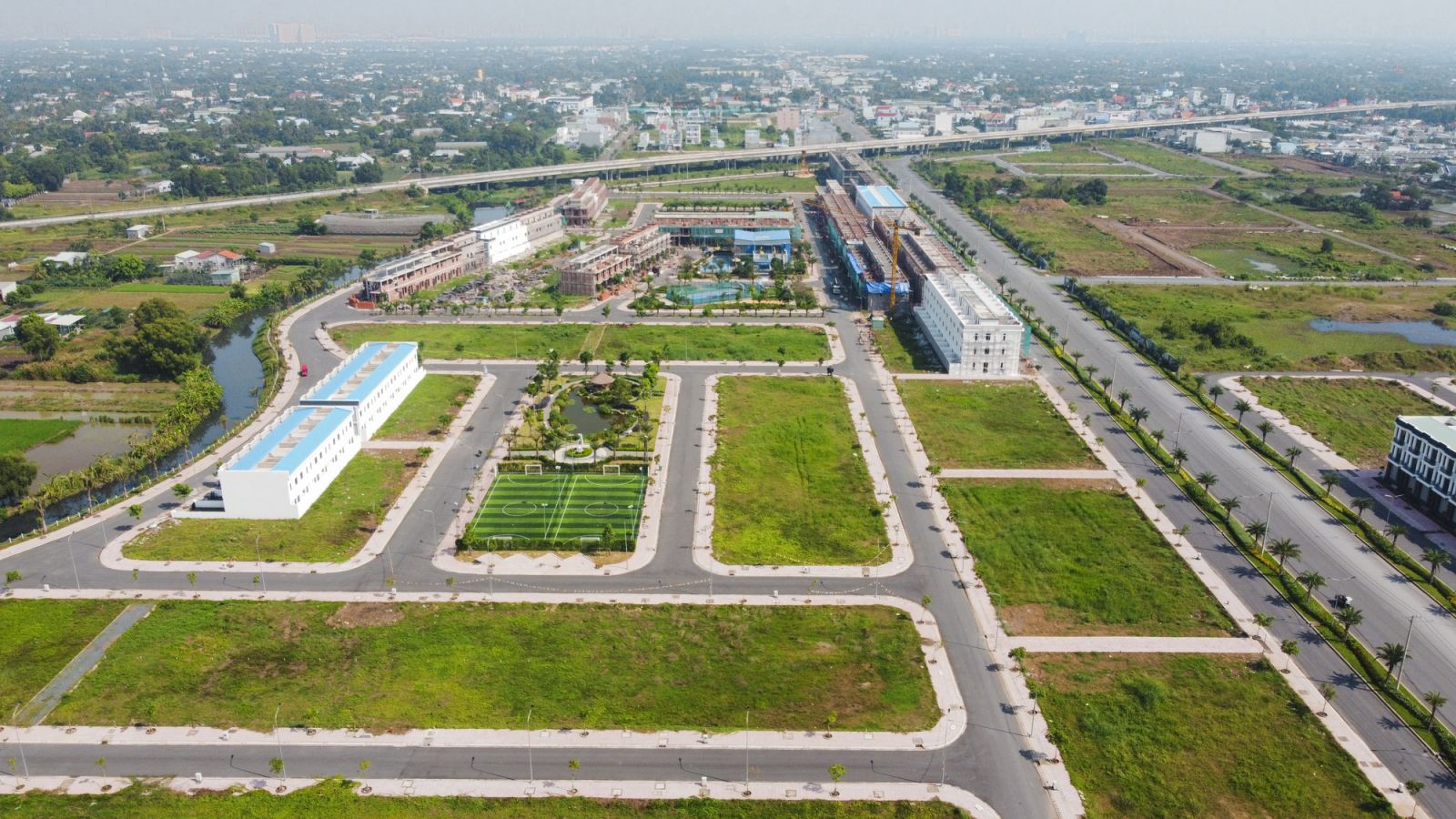 Khan hiếm nguồn cung, giới đầu tư địa ốc bắt đầu lùng sục đất nền cận kề Tp.HCM