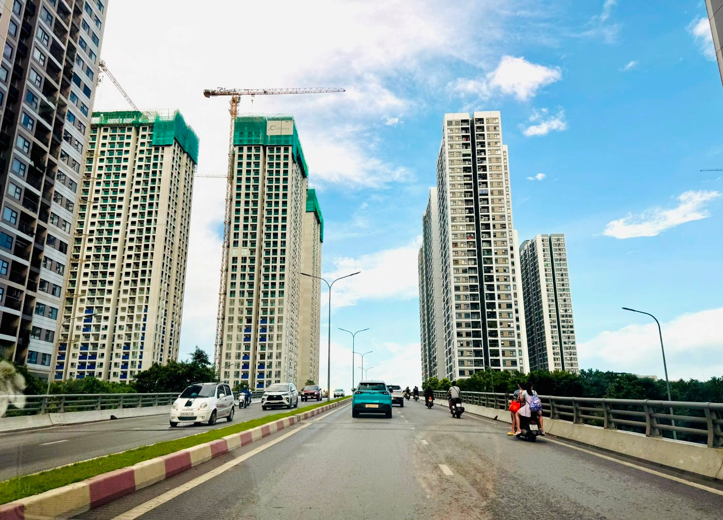 Lượng tiền dồi dào trên thị trường đang thổi bùng cơn sốt bất động sản