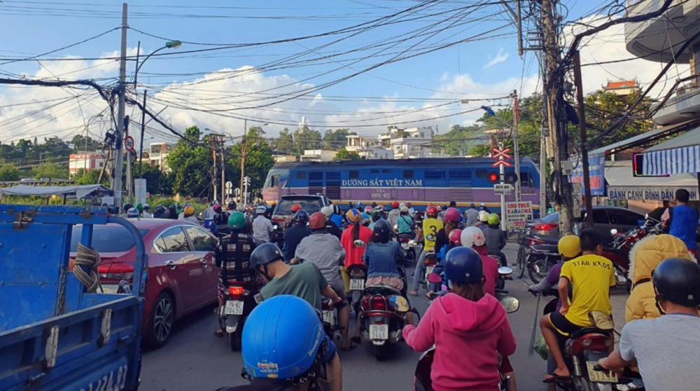 Vào giờ cao điểm, tàu chạy khu vực Mả Vòng bị ùn tắc nghiêm trọng.