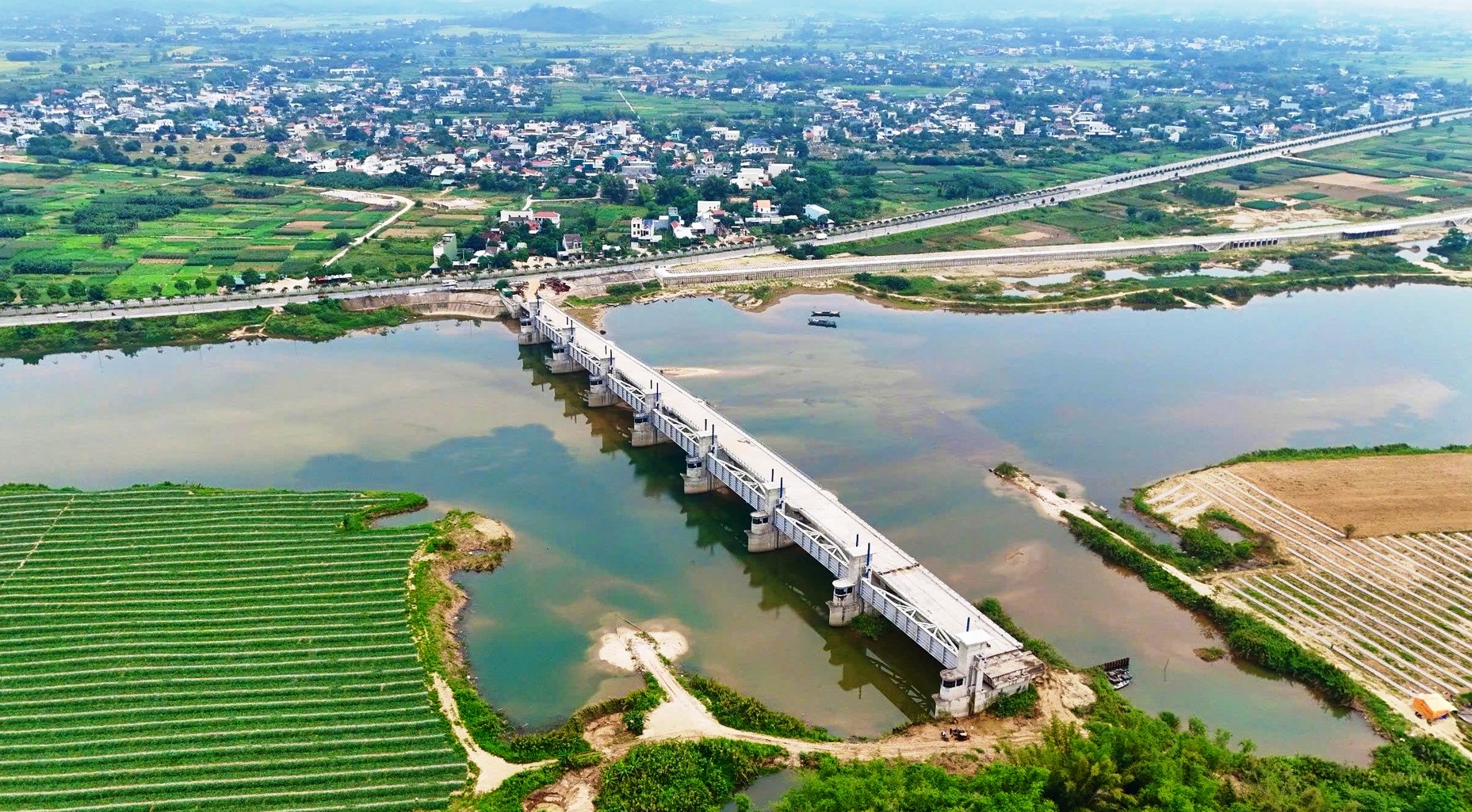 Đập dâng hạ lưu sông Trà Khúc bắt ngang qua đảo Ngọc, xã Tịnh An, TP Quảng Ngãi