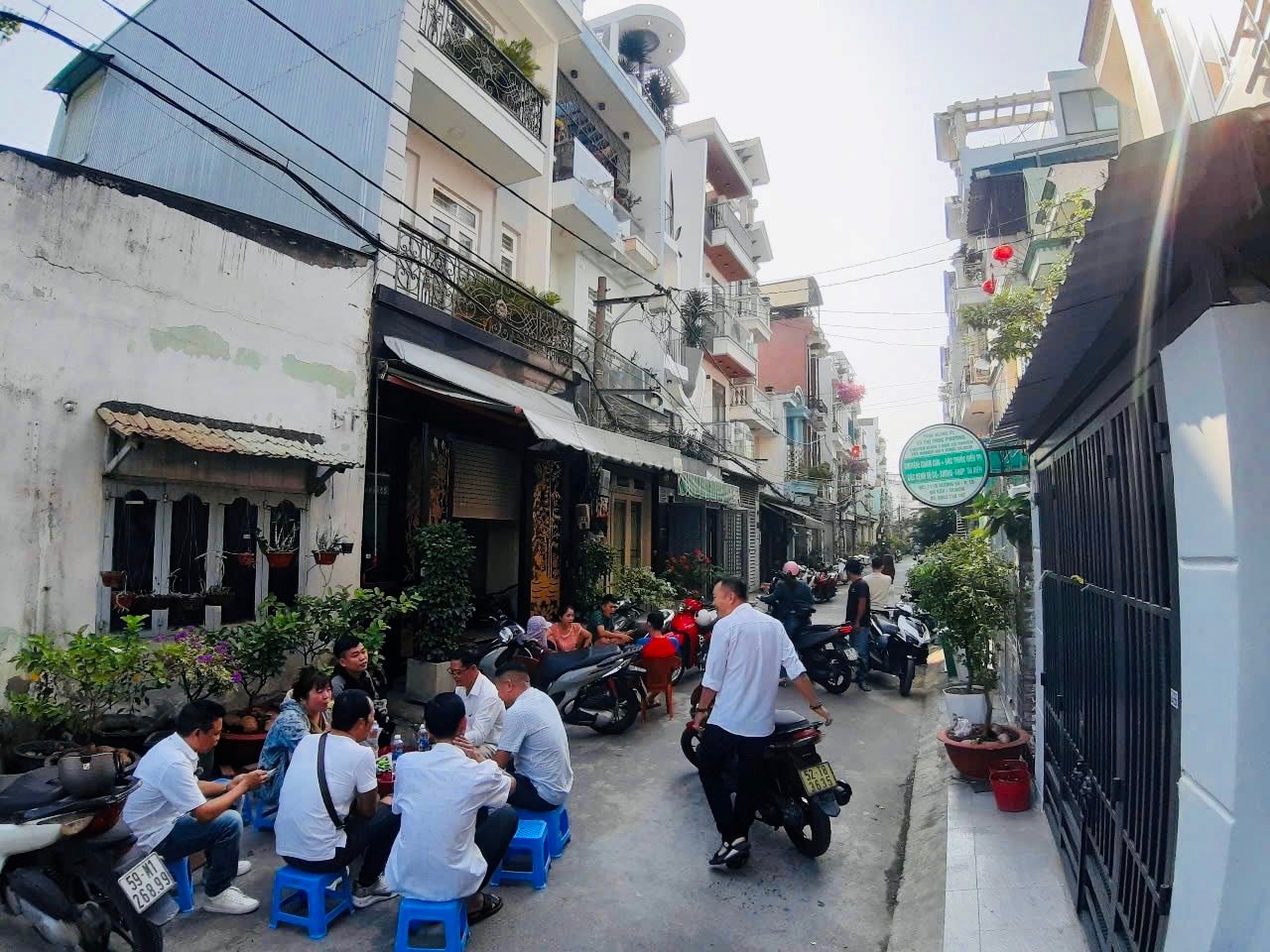 Sáng sớm khách đã gõ cửa xem nhà