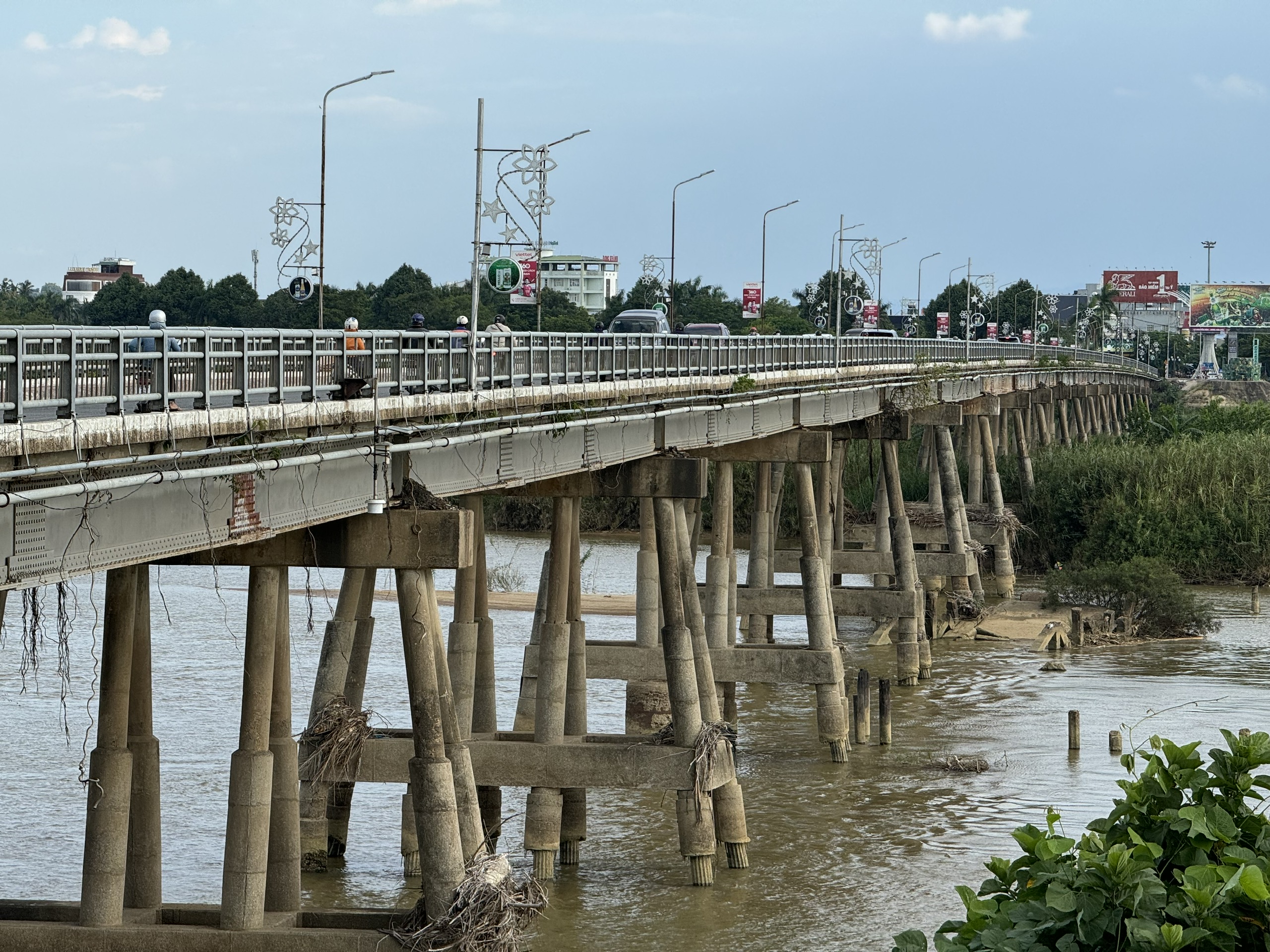 Cầu Trà Khúc 1 hiện đã xuống cấp nghiêm trọng