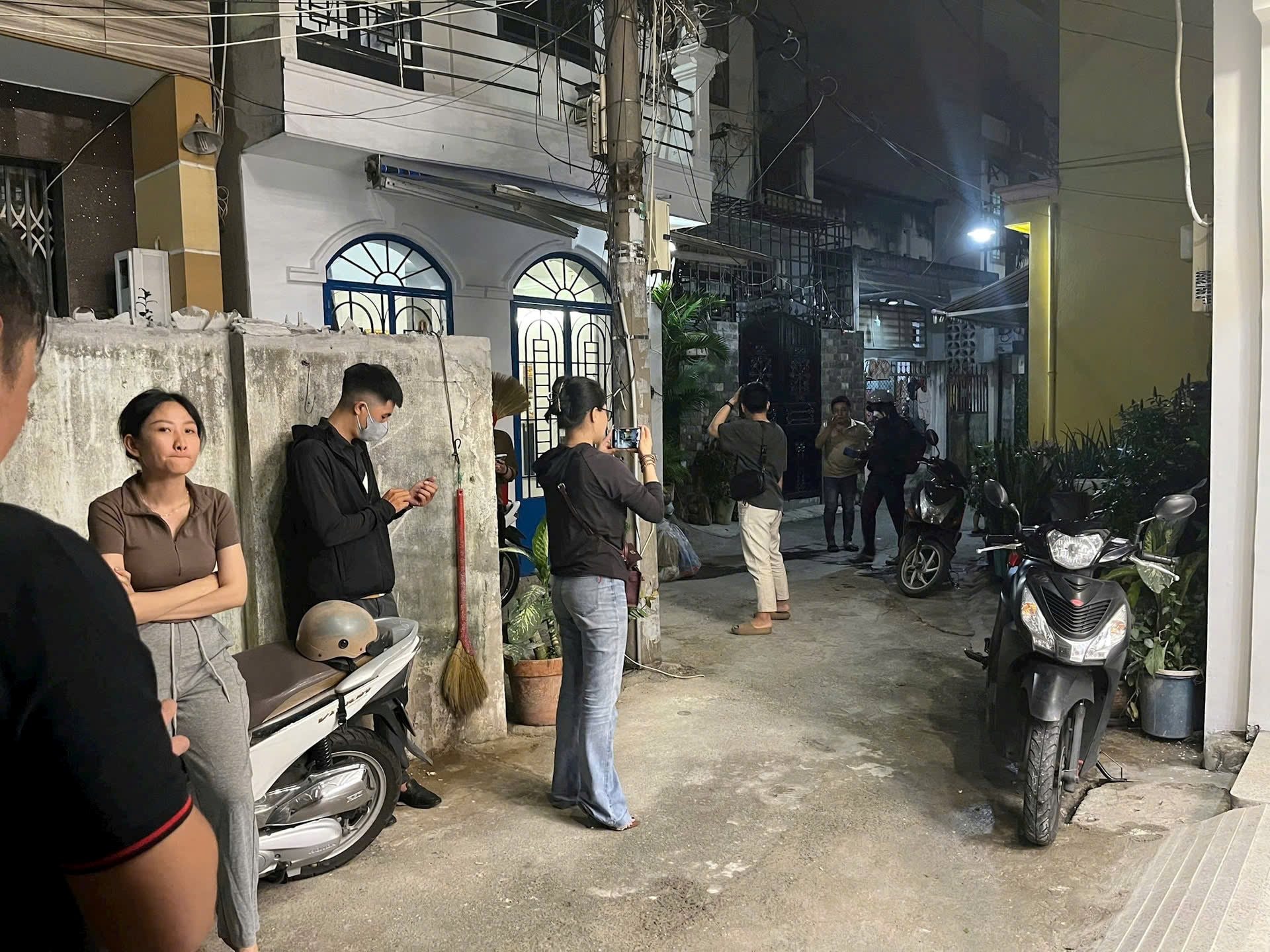 Sát Tết nguyên đán, môi giới vẫn miệt mài dẫn khách đi xem nhà đất