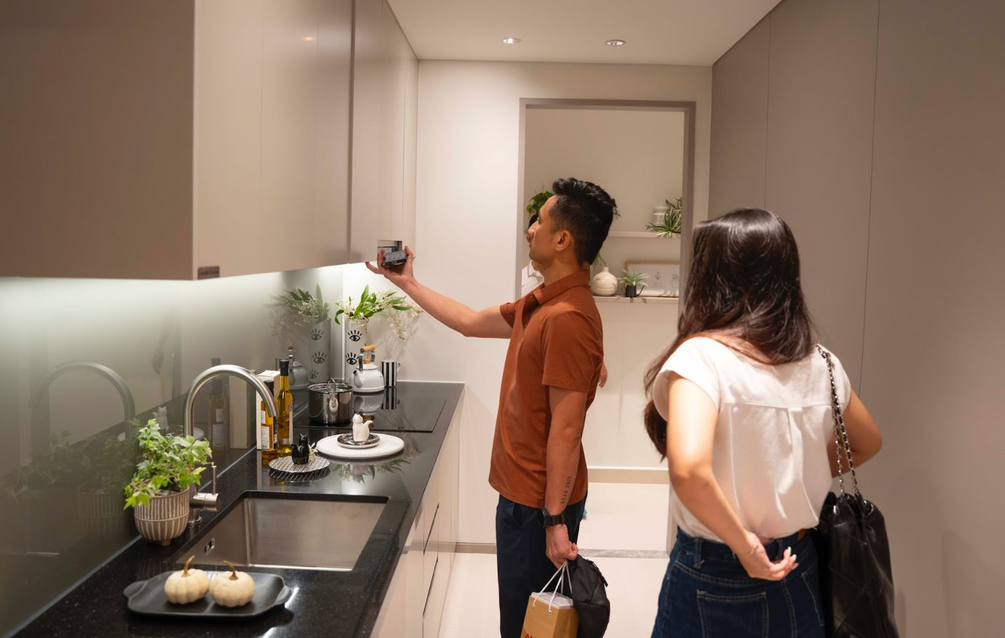 Cứ 3 người mua chung cư thì có đến 2 người mua để đầu tư, kỳ vọng giá nhà sẽ còn tăng nữa khiến nhiều dự án giá cao nhưng vẫn cháy hàng