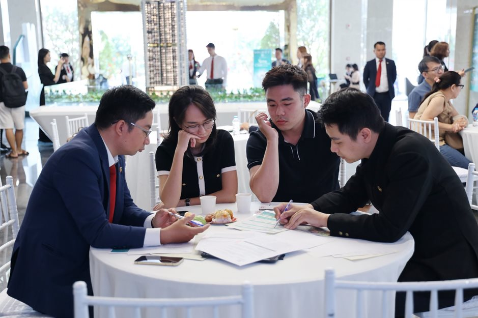 Cuộc đua bung hàng cuối năm tại siêu đô thị TP.HCM (mới)