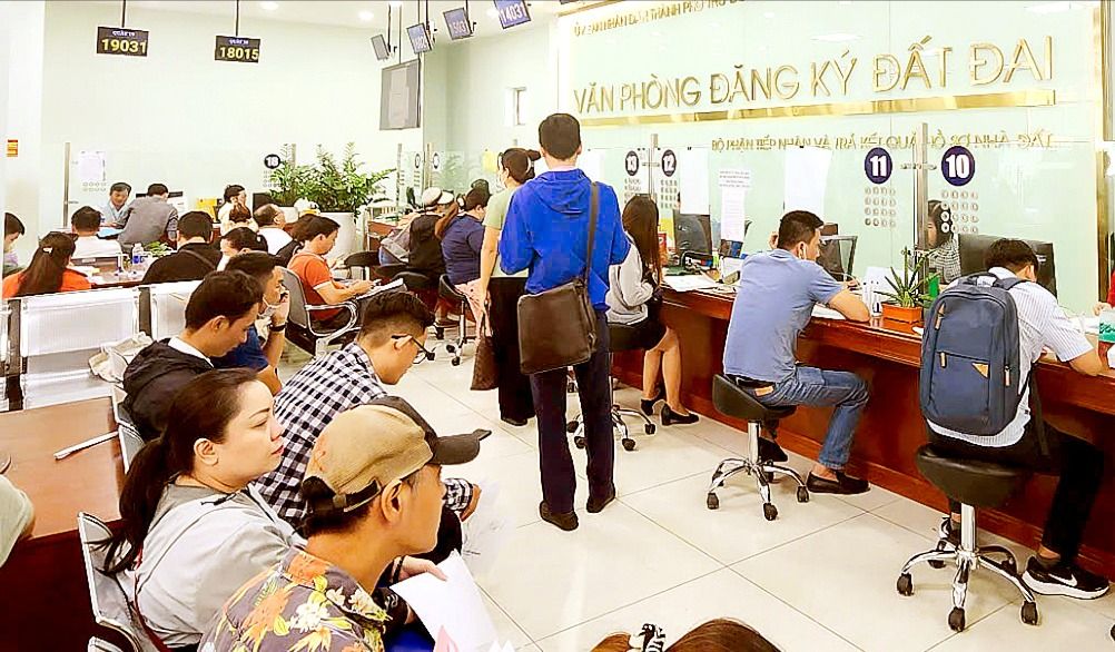 Người dân đến giao dịch đông đúc ở VPĐKĐĐ thành phố Thủ Đức trước thời điểm bảng giá đất mới có hiệu lực. Ảnh: ĐỨC TRUNG