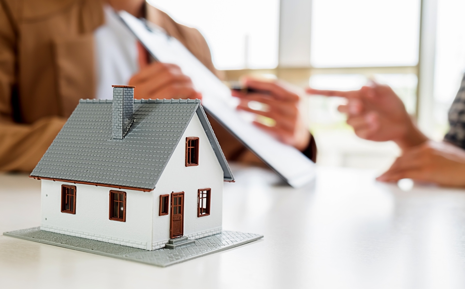 Doanh nghiệp bất động sản xoay sở ra sao khi chờ đợi các khung pháp lý quan trọng?