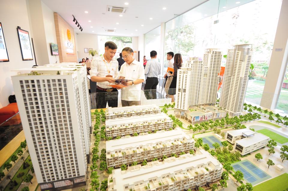 Doanh nghiệp địa ốc đua chính sách bán hàng nhưng vẫn ngại giảm giá nhà