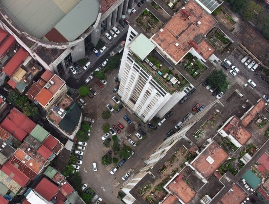 Đường cong mềm mại lách giữa 2 chung cư tại Hà Nội: Có sai lệch chỉ giới