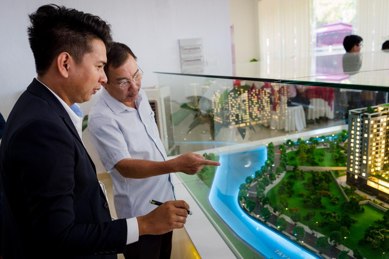 Nhà đầu tư liên tục tìm kiếm bất động sản