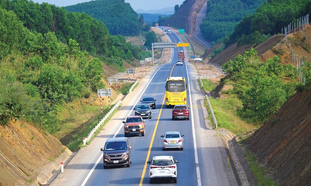 Thủ tướng yêu cầu sớm nâng cấp đường bộ cao tốc 2 làn xe