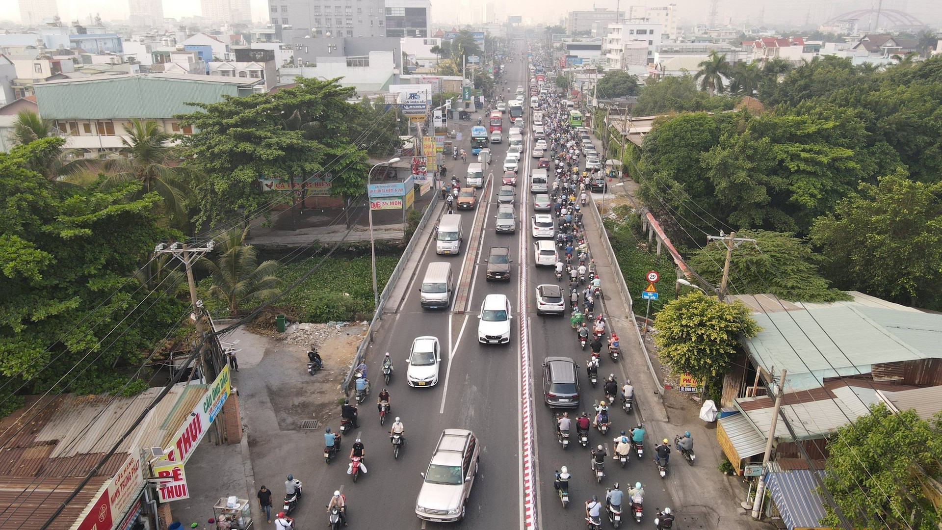 Tp.HCM sắp làm 12 dự án hạ tầng giao thông để giải cứu kẹt xe tại 4 cửa ngõ, lộ diện các tuyến đường mở rộng vốn đầu tư khủng