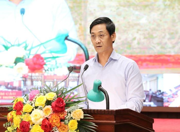 Giám đốc Sở Tài nguyên và Môi trường Lê Thanh Nam báo cáo tại hội nghị. Ảnh: Cổng thông tin UBND TP. Hà Nội.